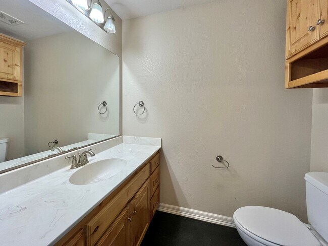 Building Photo - 302 Princess Place
