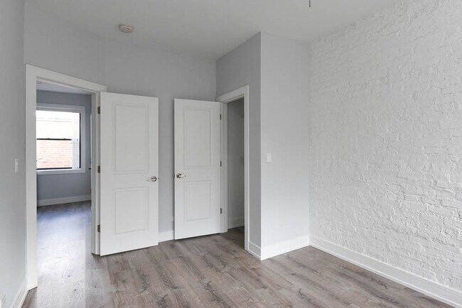 Building Photo - 7624 N Eastlake Terrace