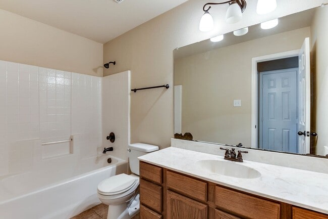 Building Photo - NICE 3 BEDROOM 2.5 BATH TOWNHOUSE LOCATED ...