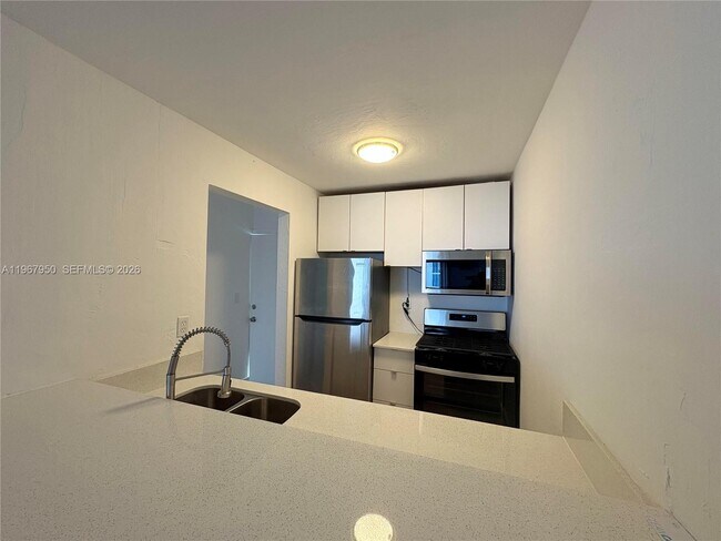 Building Photo - 505 NE 30th St