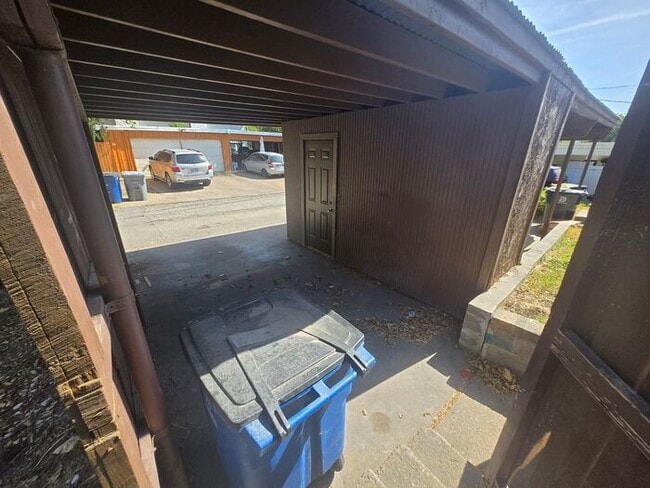 Building Photo - 3 Bedroom/2 Bathroom/1 Covered Parking Places - Remodeled