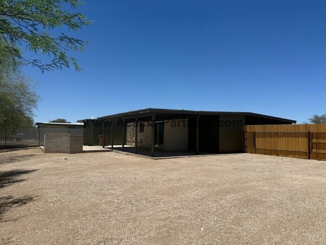 Building Photo - Three Bedroom Home