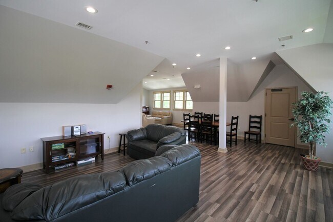 Building Photo - Downtown - Modern Condo minutes from the c...