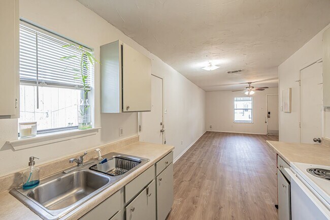 Building Photo - Super cute 2 bedroom 1 bath duplex