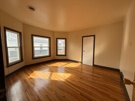 Building Photo - 114 Oak St