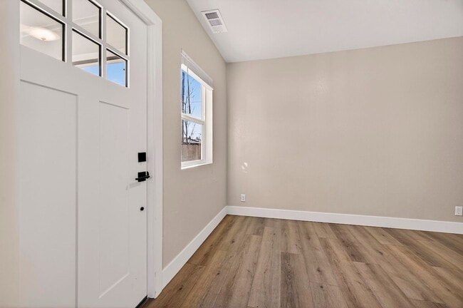 Building Photo - MOVE IN SPECIAL $3000 if lease signed by July 2026!!      3 Bedroom Home Close to CSUC!