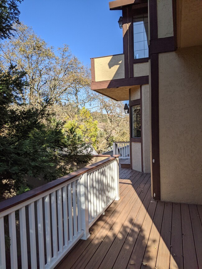 Building Photo - 28050 Horseshoe Ct