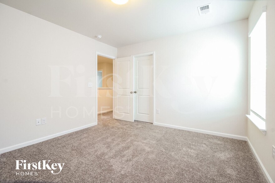 Building Photo - 804 Birchcrest Wy