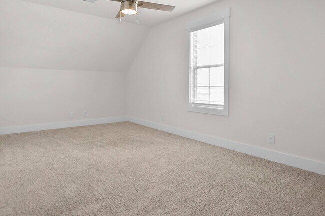 Building Photo - Pet Friendly Three Bedroom with Bonus!