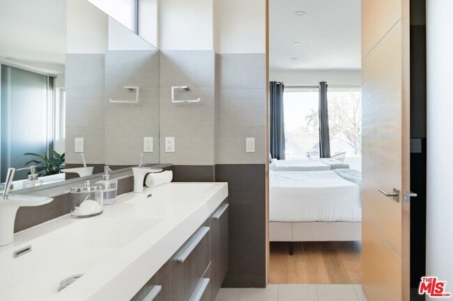 Building Photo - 1723 S Durango Ave