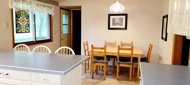 Building Photo - 41511 N Country Club Dr