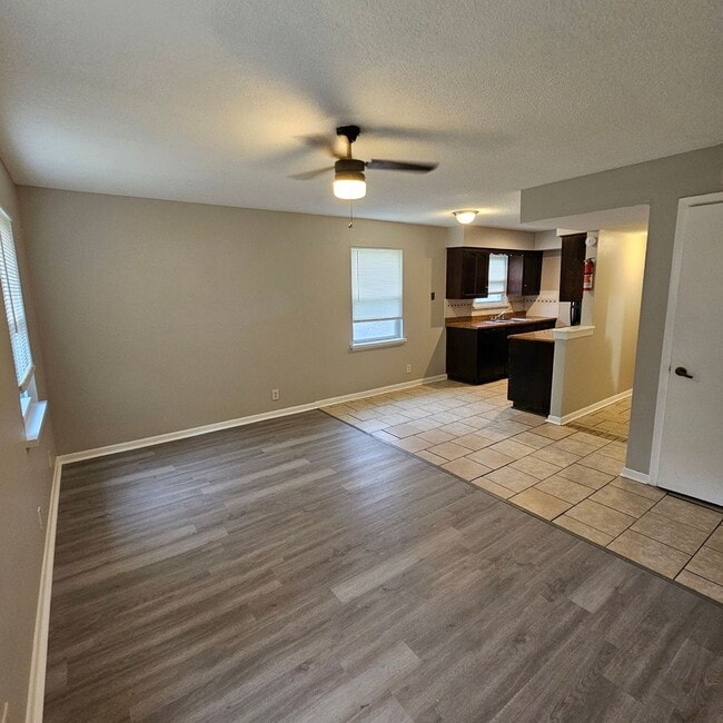 Building Photo - Cozy 2/1 with a Garage in Raytown!