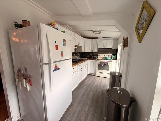 Building Photo - 67 Old Albany Post Rd