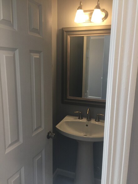 Building Photo - 7767 Betsy Ross Cir