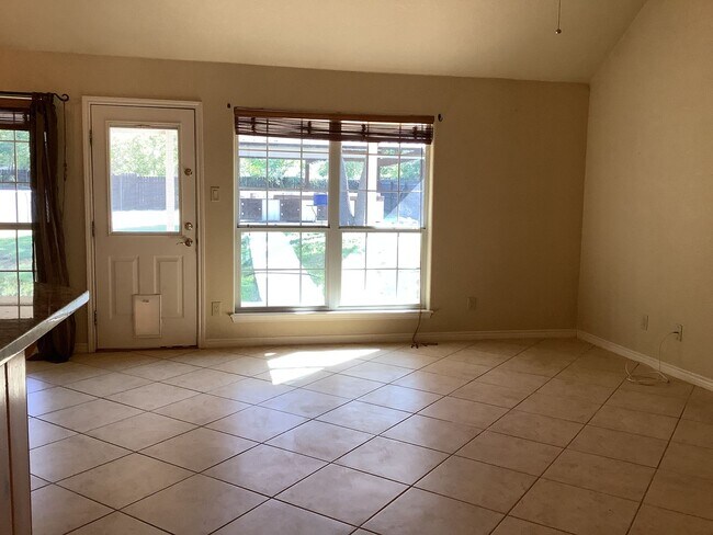 Building Photo - 409 S Rhomberg St