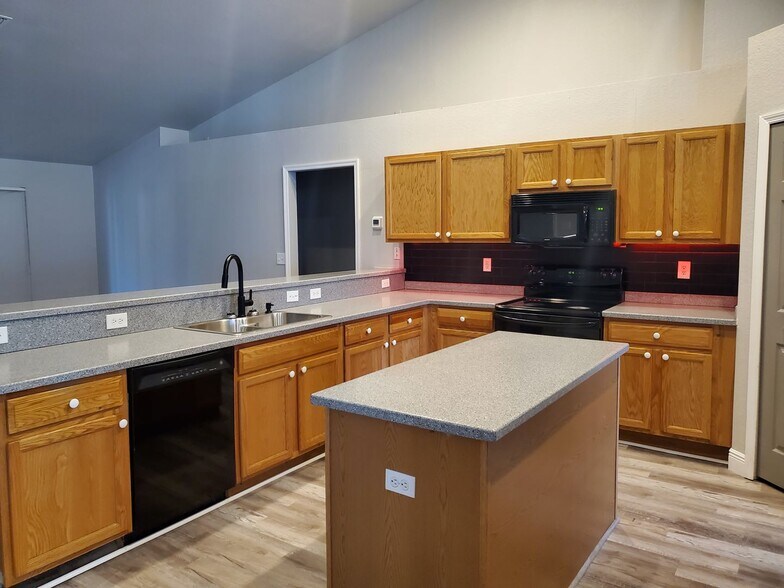 Building Photo - Newly Remodeled 4/2 PLUS DEN House Lehigh