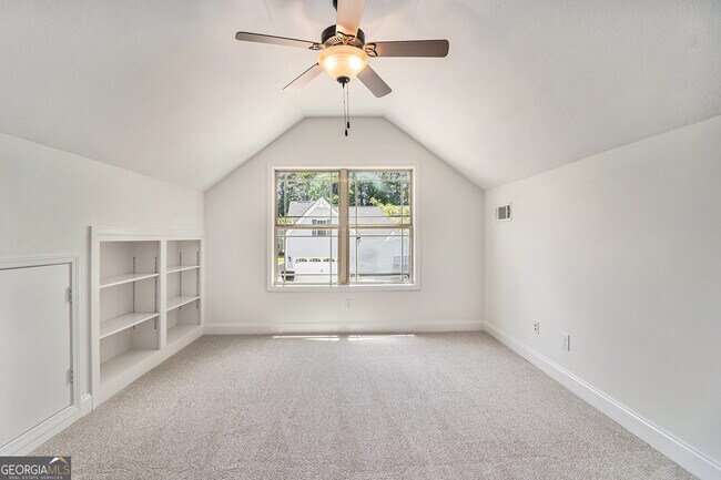 Building Photo - 180 Greenview Dr