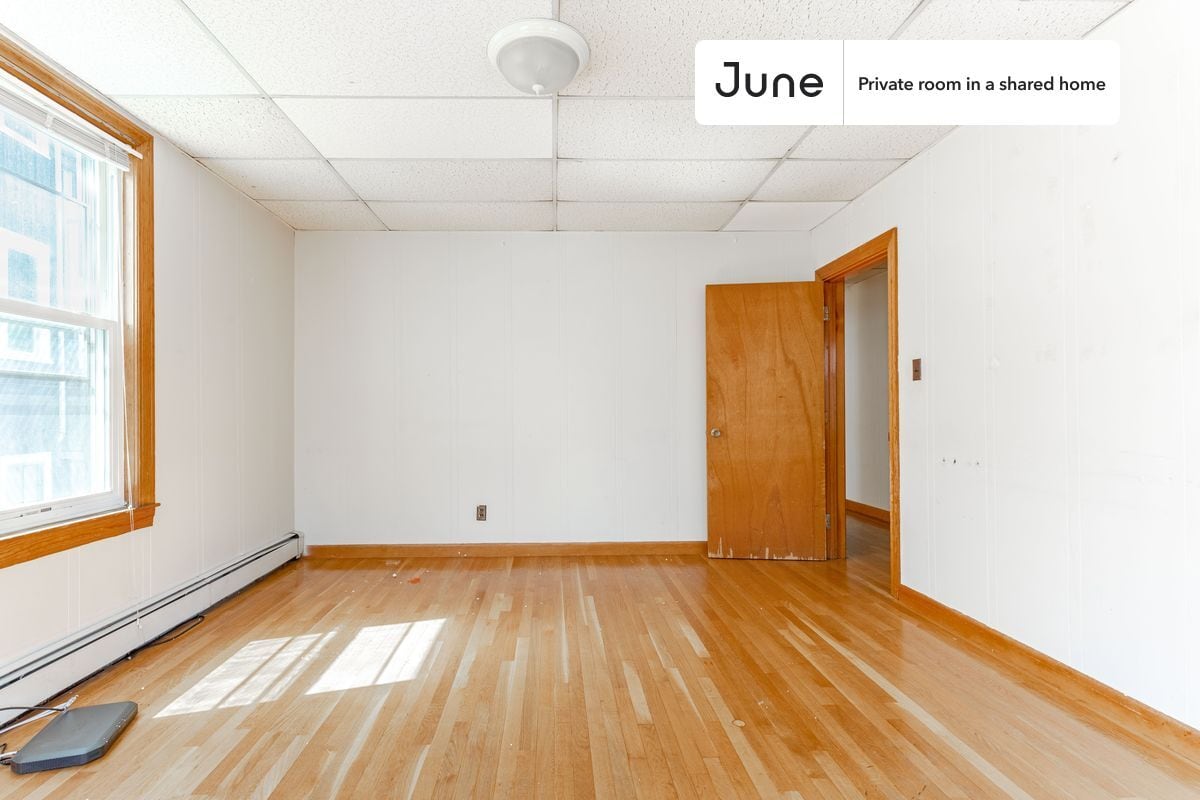 Building Photo - Room in Shared 5 bed/1 bath home