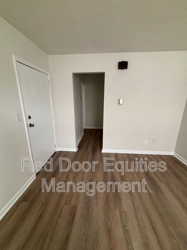 Building Photo - 709 W 6th Ave