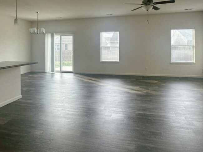 Building Photo - Modern 3B/2B home located in South Lafayet...