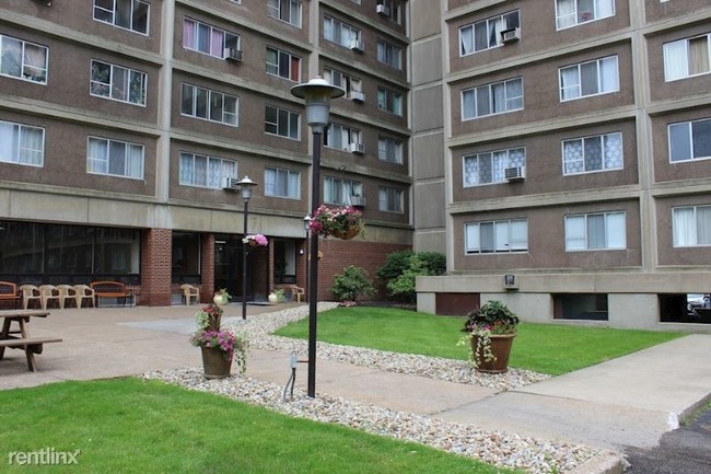 Building Photo - 2727 Lancashire Rd