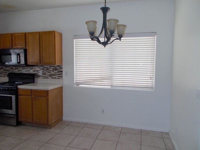 Building Photo - Beautiful 2 Story Home in Northwest!