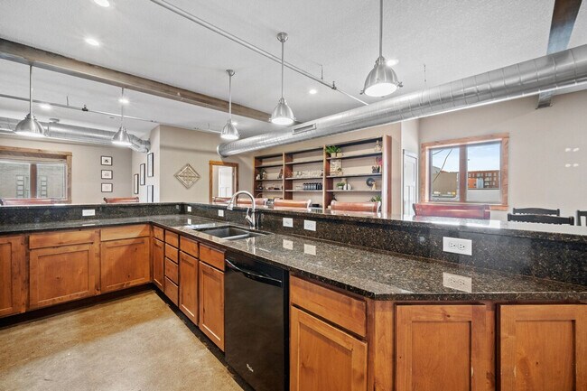 Building Photo - 301 E Walnut St