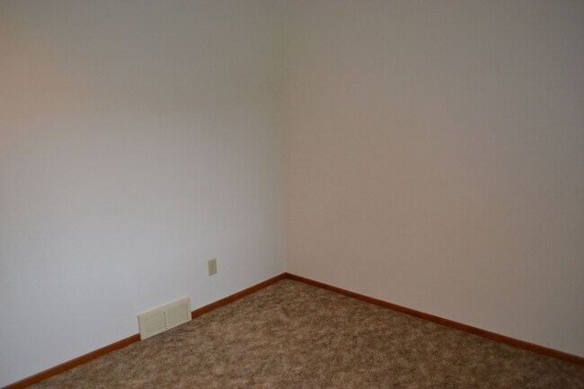 Building Photo - BEAUTIFUL 3 BEDROOM 3 BATH HOUSE LOCATED IN SOUTH SALEM