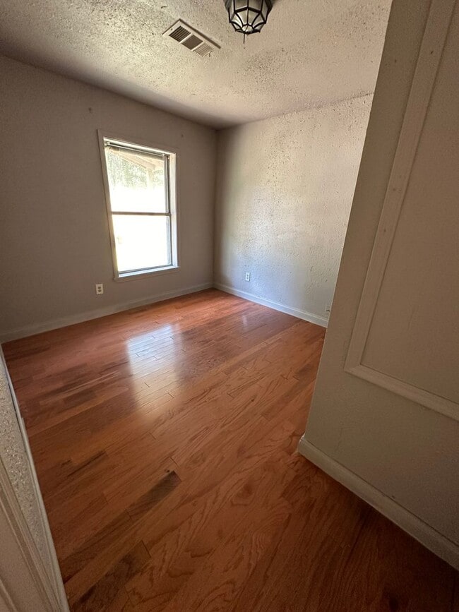 Building Photo - 421 Poplar St