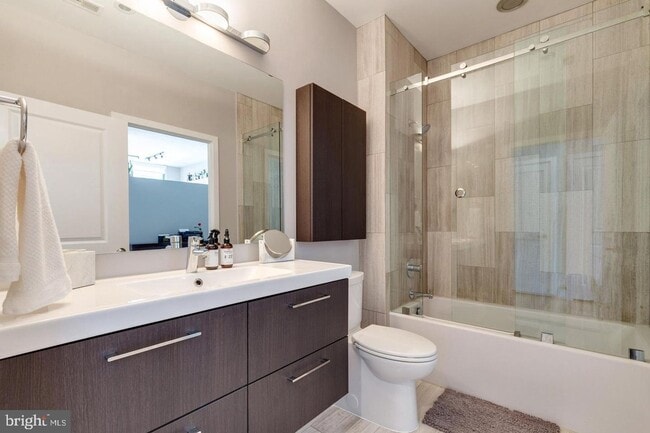 Building Photo - Stylish 1BR Rental in the Heart of Alexand...