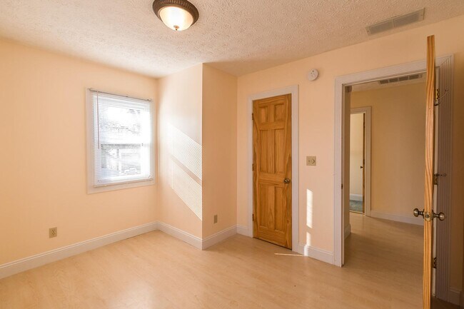 Building Photo - 531 N Prow Ave