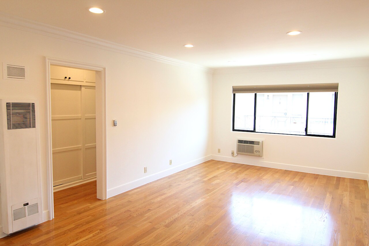 Building Photo - 600 N Sweetzer Ave