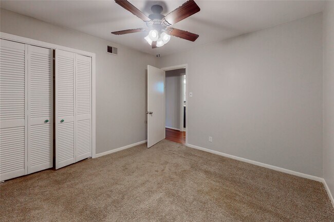 Building Photo - 5338 Creekbend Dr