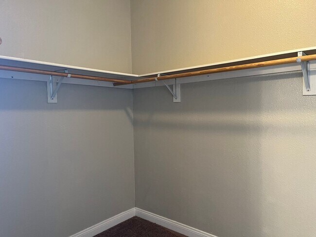 Building Photo - 4 bedrooms 2 bathroom home in Apple Valley!