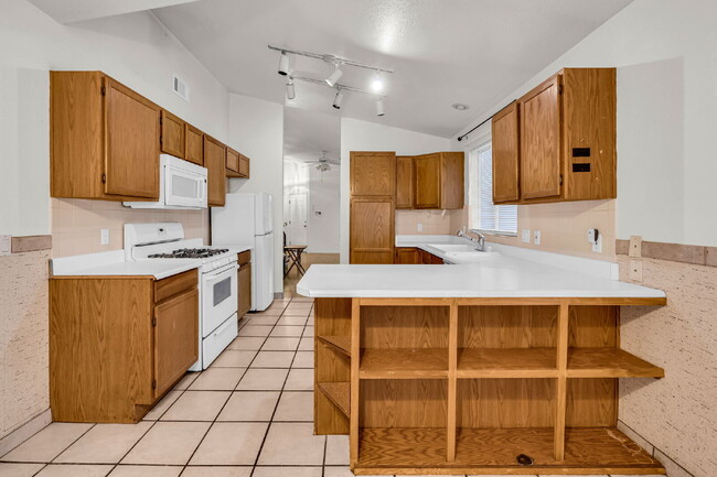 Building Photo - "Charming 3-Bed Oasis with 2 Full Baths in Las Vegas – 1,289 Sq Ft of Comfort!"