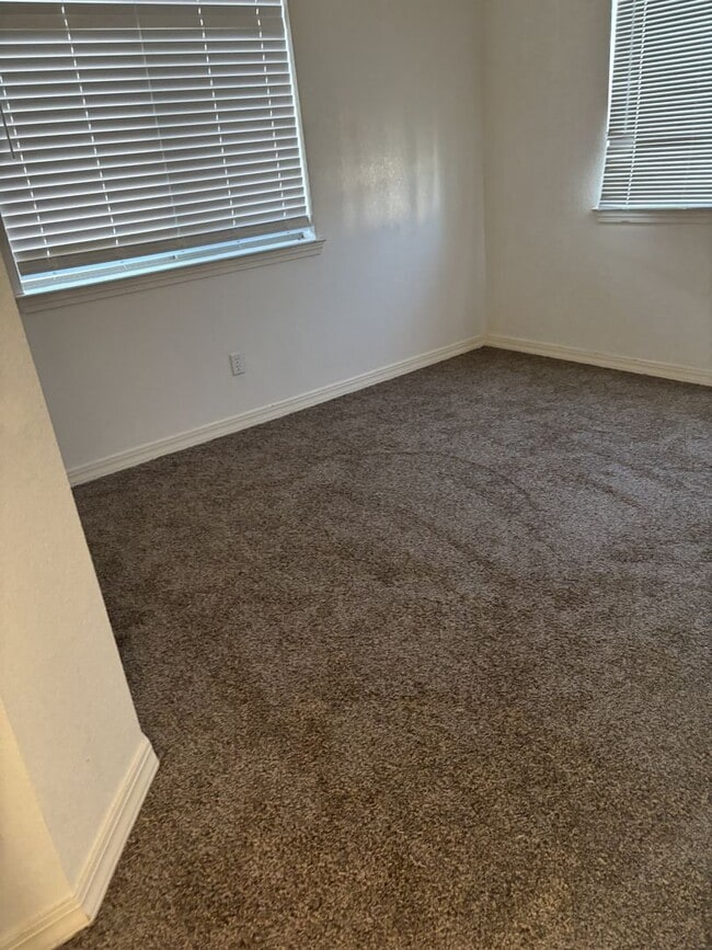 Building Photo - HOLIDAY SPECIAL  $1,695.00 First two month...