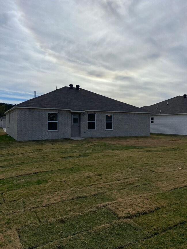 Building Photo - *NOW PRELEASING* Three Bedroom | Two Bath Home in Maumelle