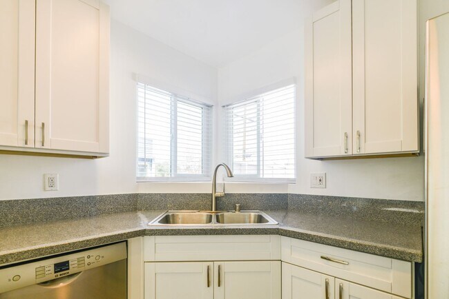 Building Photo - Ocean Avenue Duplex