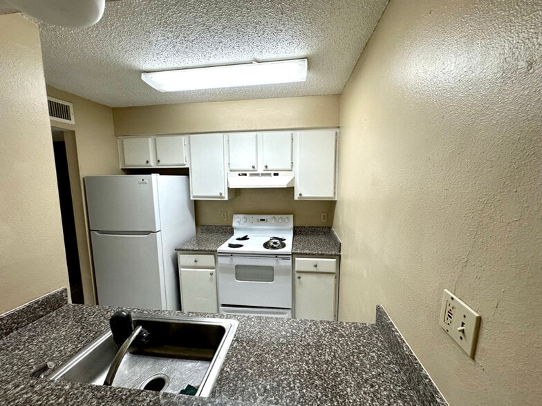 Building Photo - 222 Sandra Del Mar Dr