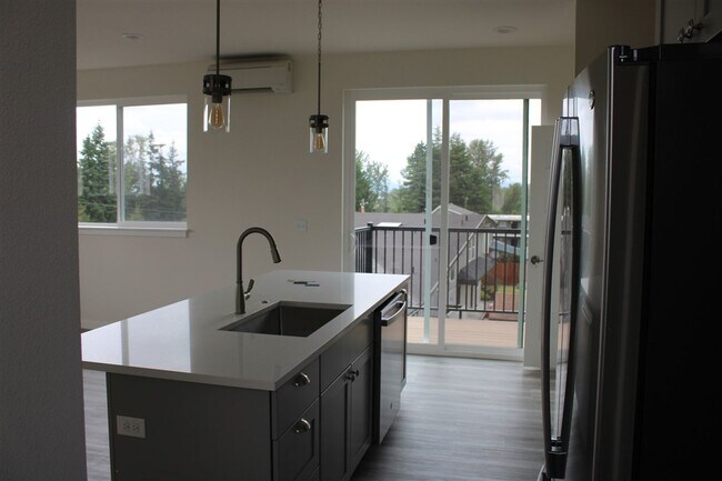 Building Photo - 2 bedroom 2 bathroom Brand New Triplex!