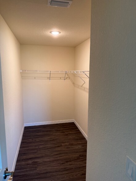 Building Photo - 1154 Capri Cir