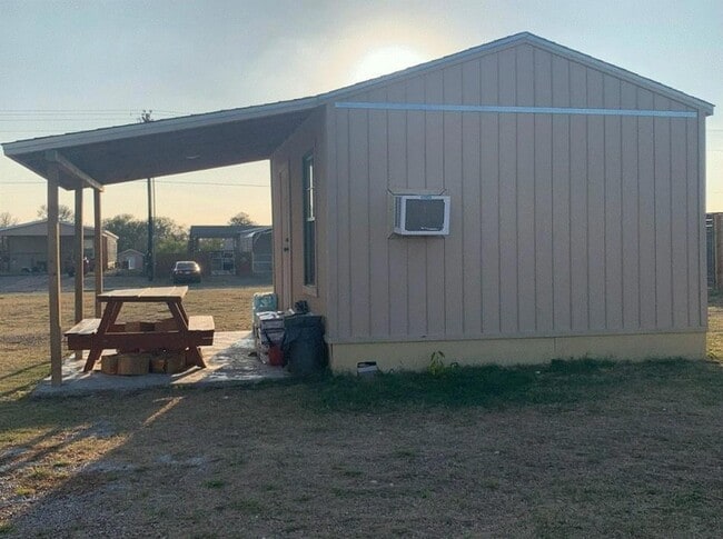 Building Photo - 104 Pineapple Sage Cv