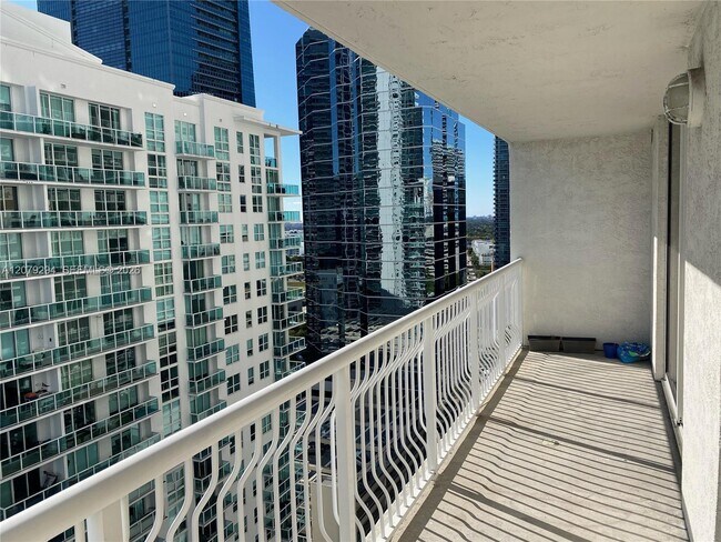 Building Photo - 1200 Brickell Bay Dr
