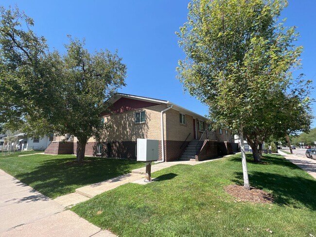 Building Photo - Bright & Beautiful 2-bedroom 1 Bath Across Berkeley Park and Lake