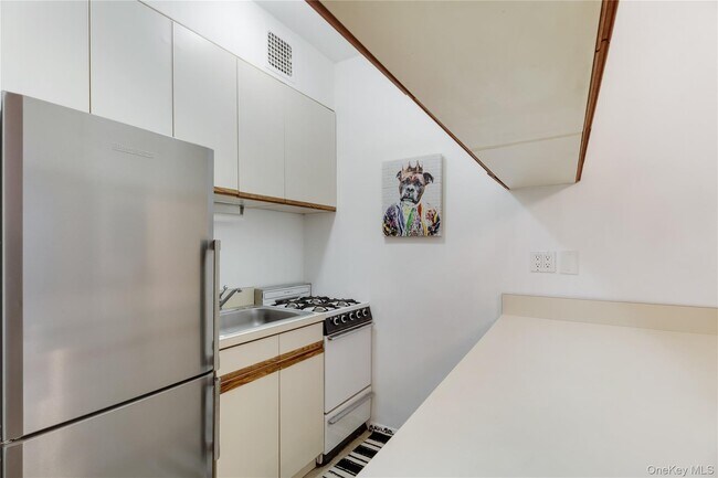 Building Photo - 444 E 87th St