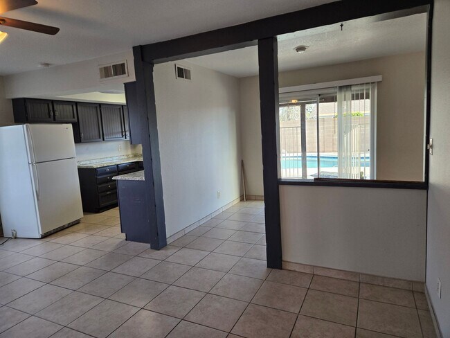 Building Photo - Beautiful 3 Bed 1.75 bath Corner lot, with...