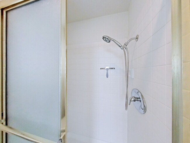 Building Photo - FURNISHED - Elegant 3 bedroom with office ...