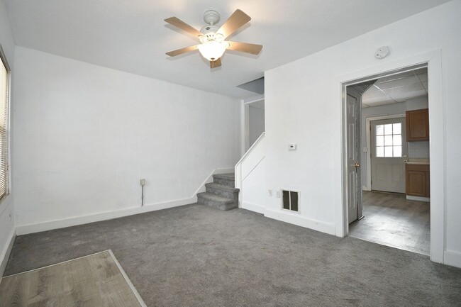 Building Photo - 2 Bed/1Bath Single Family Row House - Sect...