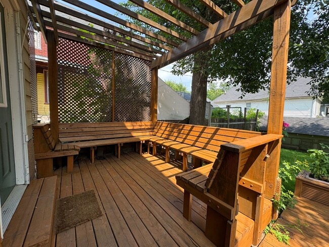Building Photo - Magnificent, Beautifully UPDATED, 3 Bedroo...