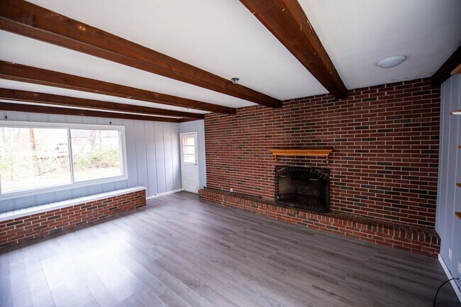 Building Photo - Lovely 3 Bed / 2 Bath in Private Setting--AVAILABLE NOW!!!
